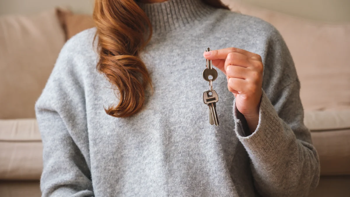 Une femme qui tient des clés de serrure