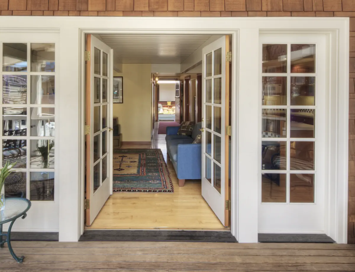 Customiser une porte vitrée jaune avec des carreaux : notre tuto