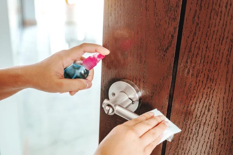 Une personne qui lubrifie la serrure