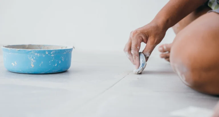 Une personne qui répare des joints de carrelage