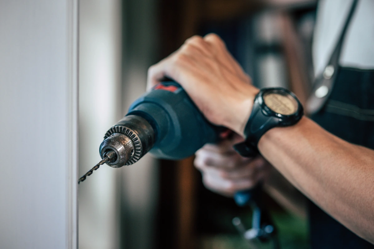 Un homme qui utilise une perceuse à percussion